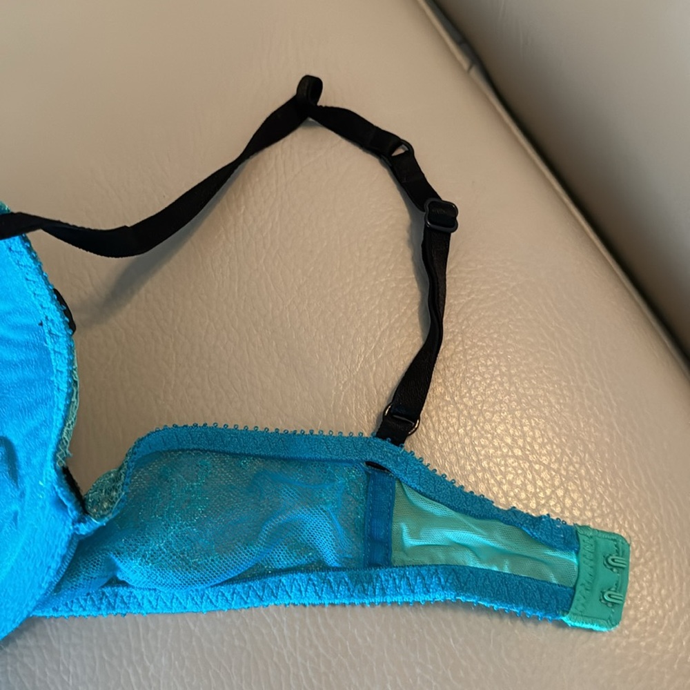 VS lightly padded blue and black lace bra size 34C - Picture 3 of 5